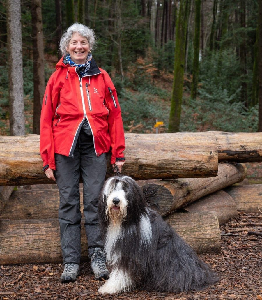 Barbara Arnold-Reichlin mit ihrem Hund bei einem Waldspaziergang.