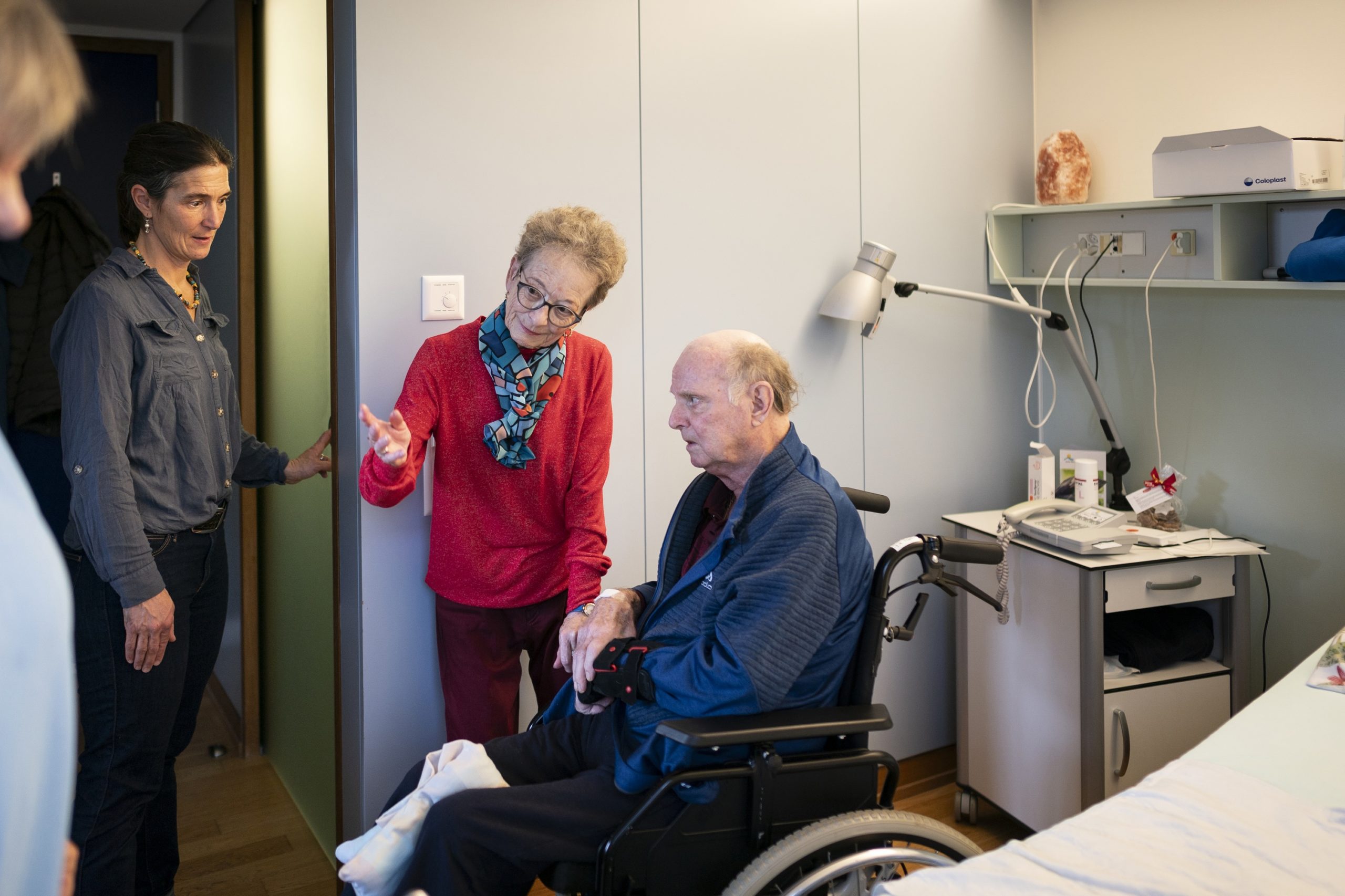 Palliaviva-Pflegefachfrau Livia de Toffol (links mit schwarzen Haaren) betreut ein Paar in der Villa Sonnenberg in Affoltern.