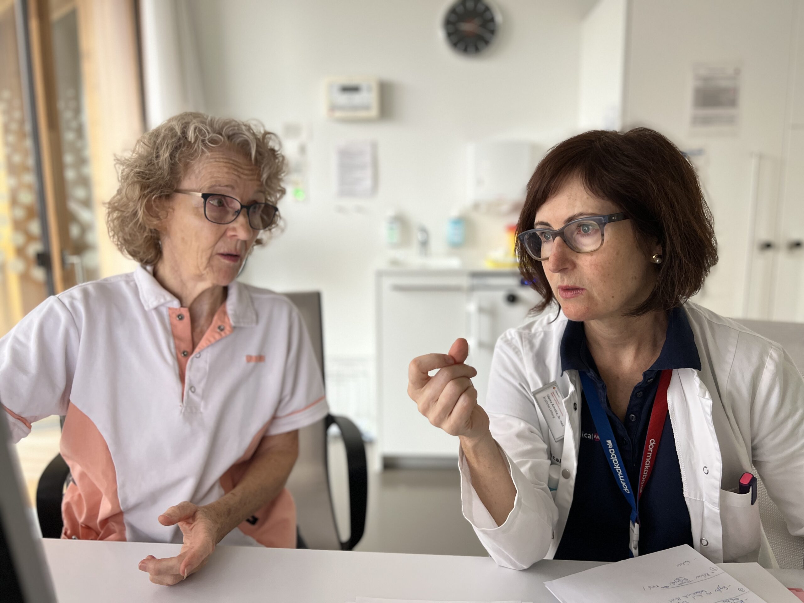 Annette Ciurea mit Charlotte Bleiker in der Tägerhalde.